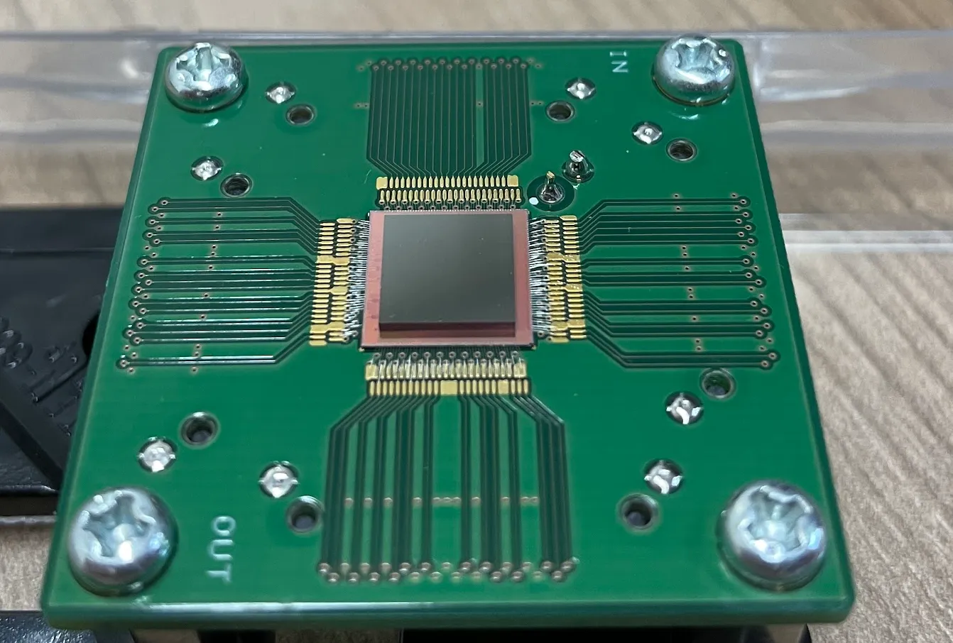 読出集積回路(ASIC)を実装した評価基板の実写真