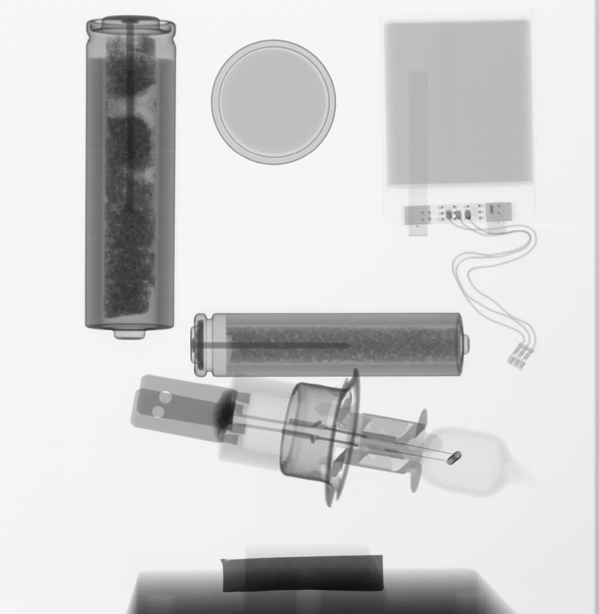円筒型・角型・パウチ型などの電池と部品の内部を写したX線透過像
