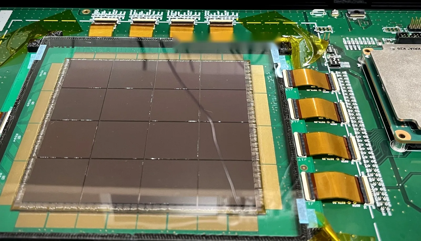4×4に並べた3D CMOSセンサを評価基板に実装した開発機の写真