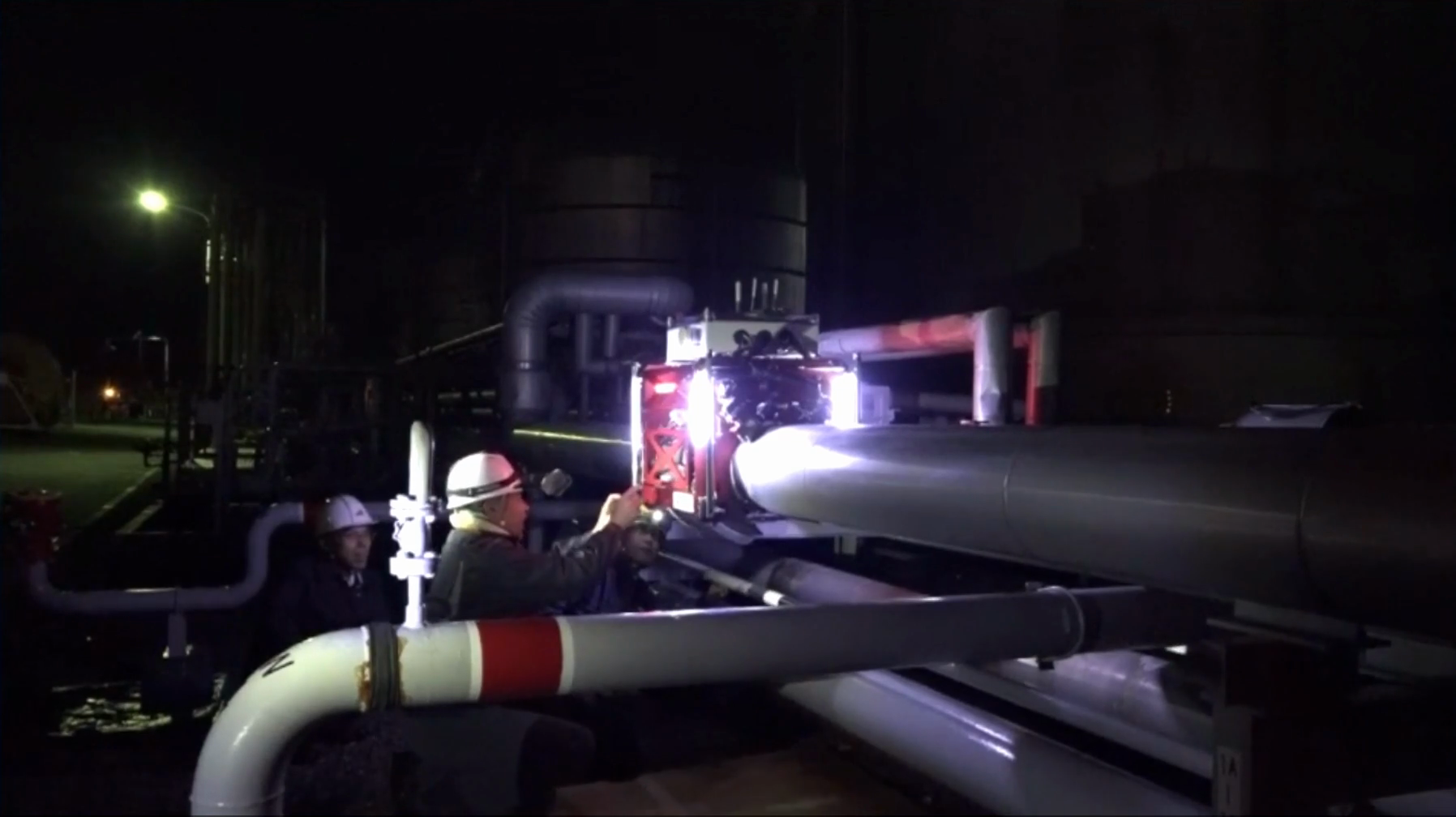 実プラント夜間での自走ロボット実証実験